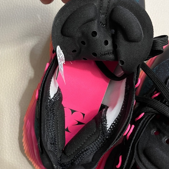 NWT - Adidas Trae Young 3 Basketball Shoes - Youth US 4 / EU 36 / Women 5 - Picture 7 of 9